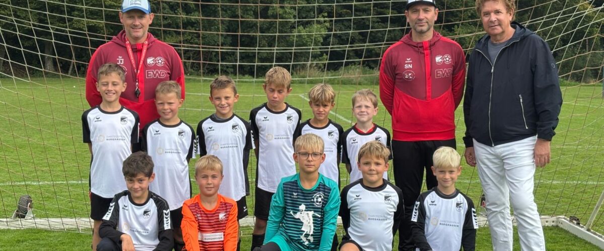 Kinder vom SV DJK Emmerting mit den Trainerquartett Jürgen Jellbauer, Stefan Neumeier, Martin Antersberger und Manuel Ott