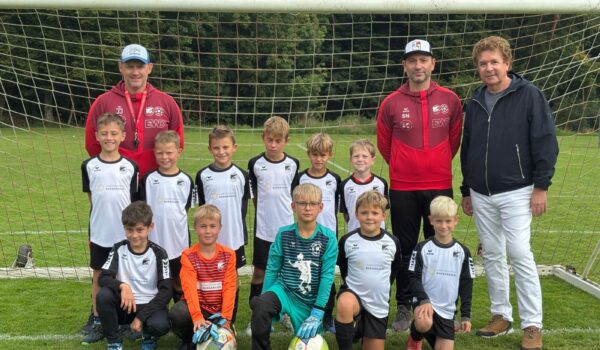 Kinder vom SV DJK Emmerting mit den Trainerquartett Jürgen Jellbauer, Stefan Neumeier, Martin Antersberger und Manuel Ott