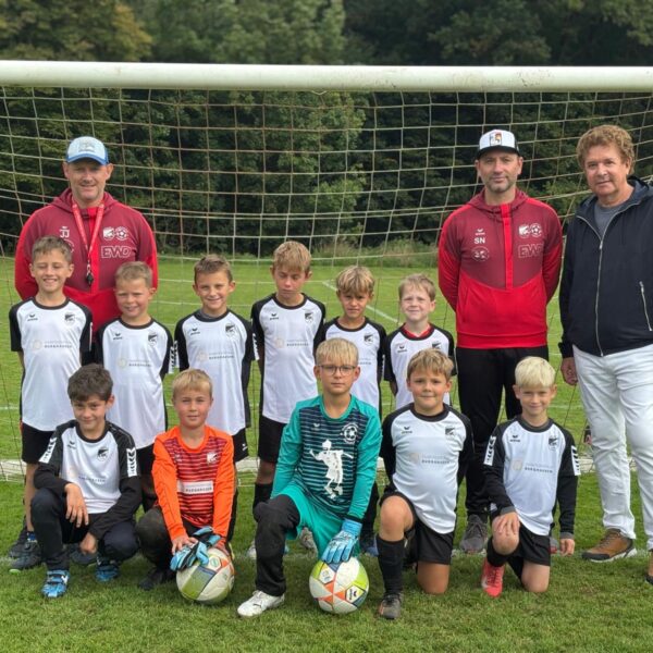 Kinder vom SV DJK Emmerting mit den Trainerquartett Jürgen Jellbauer, Stefan Neumeier, Martin Antersberger und Manuel Ott