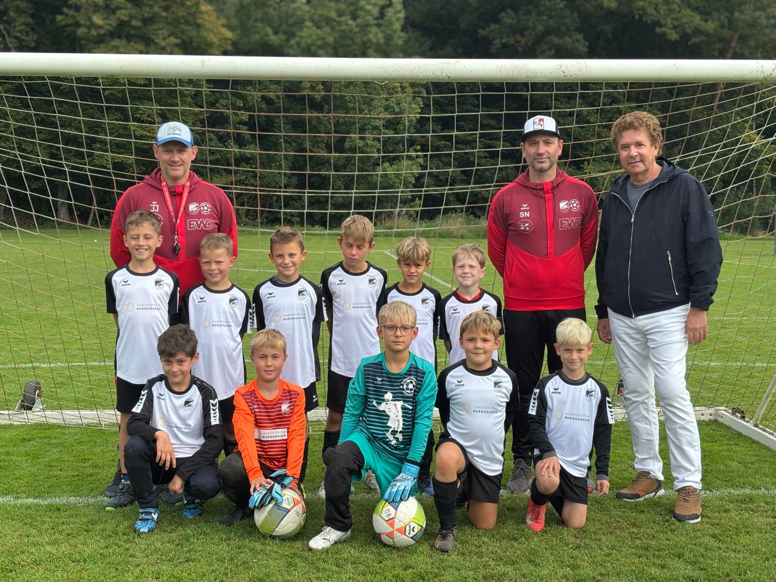 Kinder vom SV DJK Emmerting mit den Trainerquartett Jürgen Jellbauer, Stefan Neumeier, Martin Antersberger und Manuel Ott